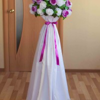 стойка из цветов на свадебную церемонию